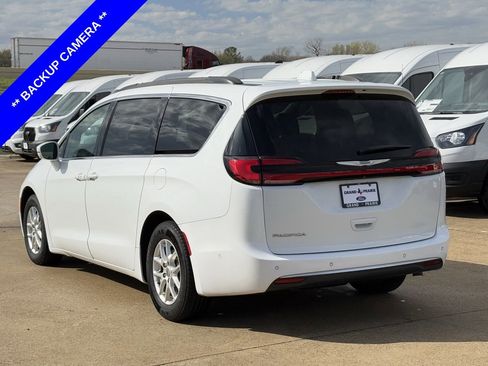 Used 2022 Chrysler Pacifica Touring-L w/ Uconnect Theater Family Group image 6