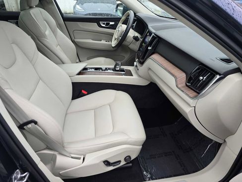 Used 2022 Volvo XC60 B5 Momentum w/ Climate Package image 11