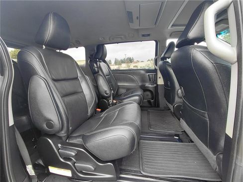 Used 2017 Toyota Sienna SE image 15