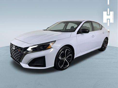 Used 2025 Nissan Altima 2.5 SR FWD image 4