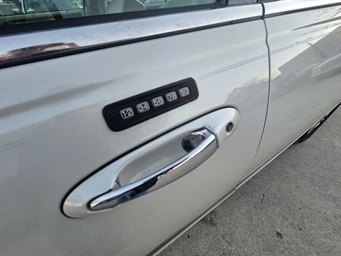 Used 2006 Lincoln Town Car Signature Limited image 21