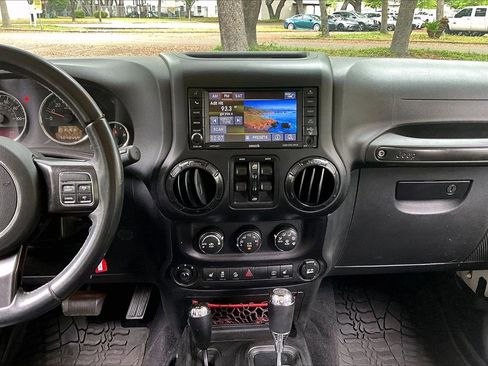Used 2017 Jeep Wrangler Unlimited Rubicon AWD/4WD image 9