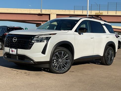 New 2026 Nissan Pathfinder SL image 2