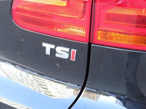 Used 2017 Volkswagen Tiguan S image 18