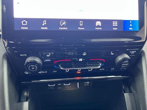 Used 2025 Jeep Grand Cherokee Limited w/ Black Appearance Package image 17