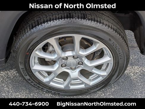 Used 2023 Jeep Compass Latitude w/ Sun and Sound Group AWD/4WD image 27