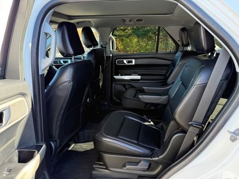 Certified 2022 Ford Explorer XLT w/ Equipment Group 202A AWD/4WD image 4