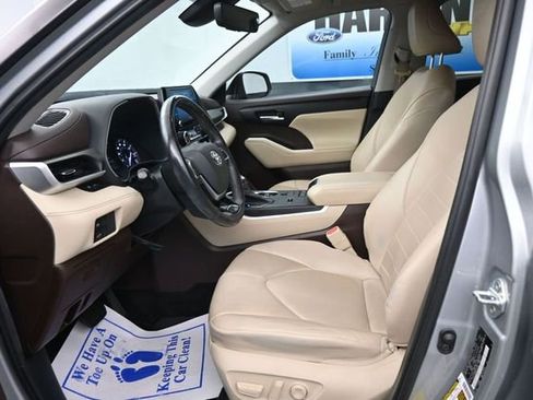 Used 2021 Toyota Highlander XLE FWD image 14