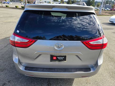 Used 2017 Toyota Sienna XLE image 13