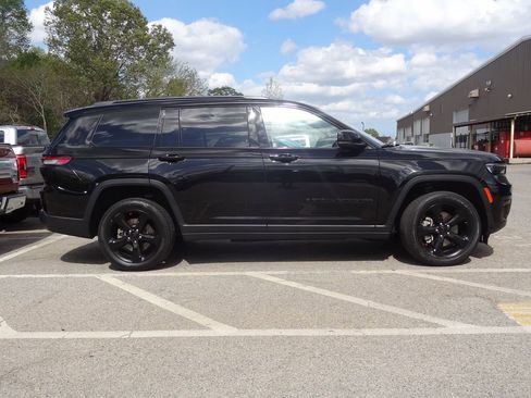 Used 2024 Jeep Grand Cherokee L Laredo image 3