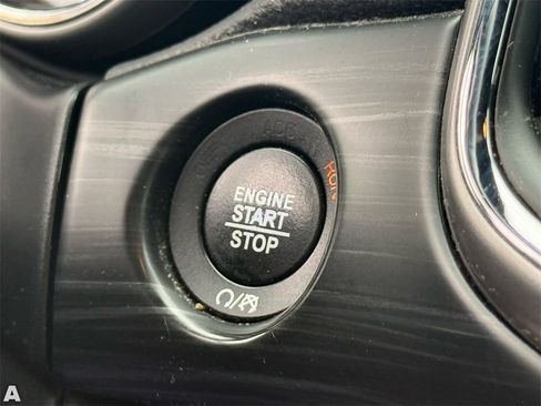 Used 2019 Jeep Grand Cherokee Laredo image 25