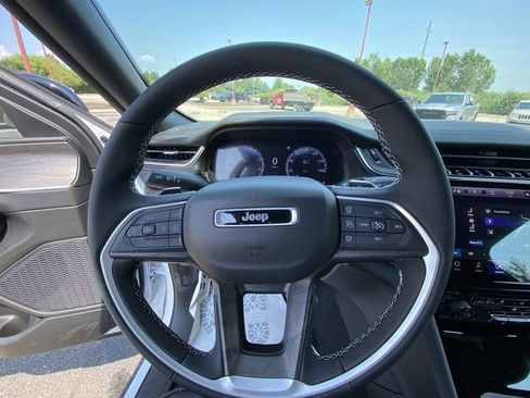 New 2025 Jeep Grand Cherokee Limited w/ Luxury Tech Group II image 14