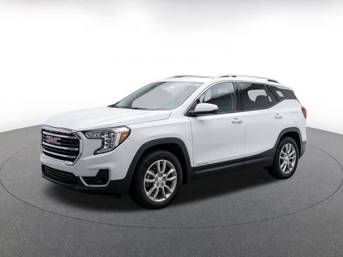 Used 2024 GMC Terrain SLT AWD/4WD image 3