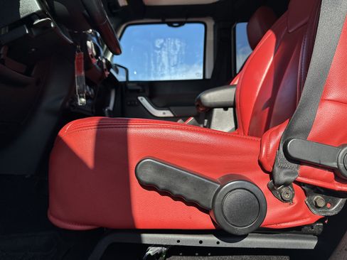 Used 2015 Jeep Wrangler Unlimited Rubicon image 24