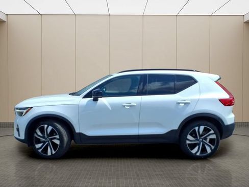 Used 2023 Volvo XC40 B5 Plus w/ Driver Assist Package AWD/4WD image 16