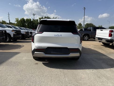 Used 2024 Kia EV9 Light Long Range RWD image 42