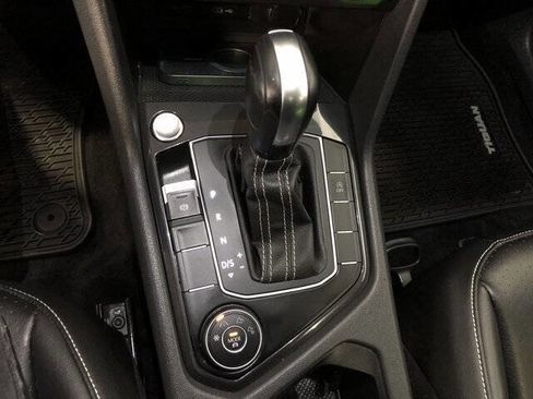 Used 2021 Volkswagen Tiguan SE w/ Panoramic Sunroof Package image 18