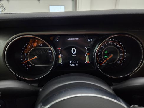 Used 2018 Jeep Wrangler Unlimited Sahara image 9