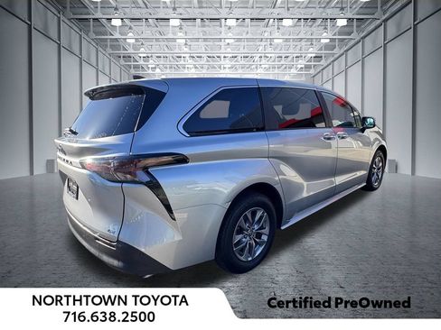 Used 2025 Toyota Sienna LE FWD image 26