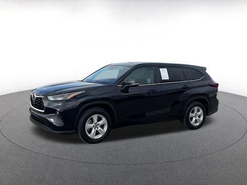 Used 2025 Toyota Highlander LE image 8