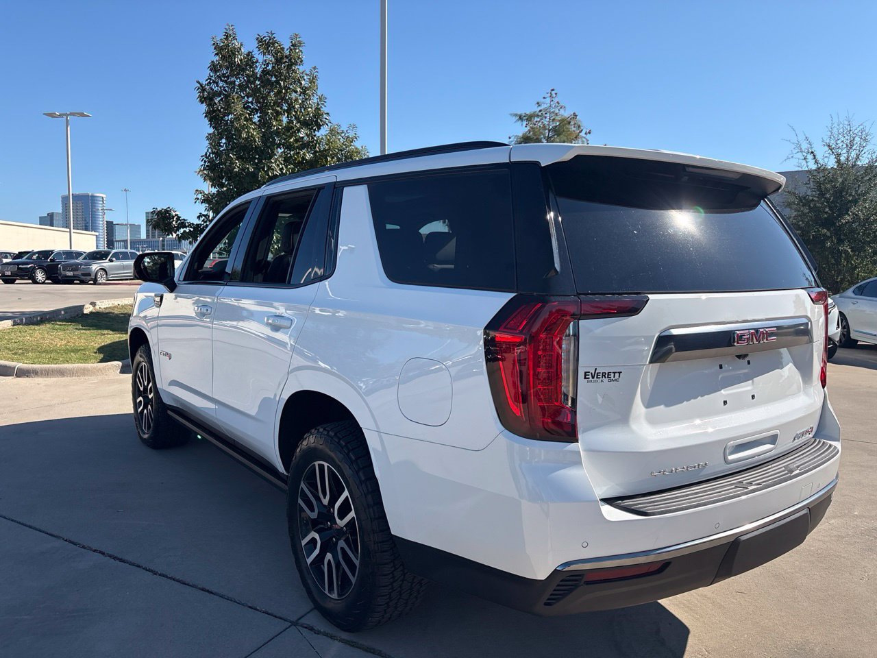 Used 2024 GMC Yukon AT4 w/ AT4 Premium Package AWD/4WD image 7
