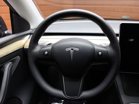 Used 2022 Tesla Model Y Long Range image 33