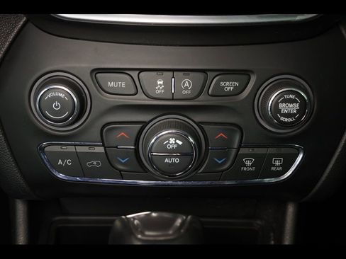Used 2020 Jeep Cherokee Limited AWD/4WD image 30