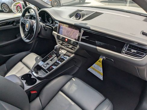 Certified 2025 Porsche Macan image 27