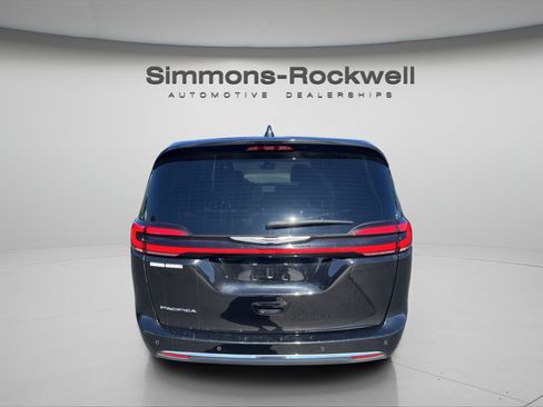 Used 2025 Chrysler Pacifica Select FWD image 4