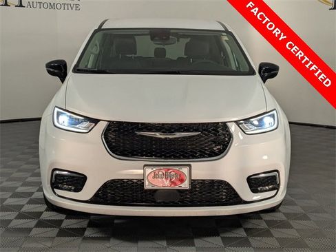 Certified 2024 Chrysler Pacifica Touring-L image 3