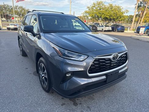 Used 2021 Toyota Highlander XLE image 1