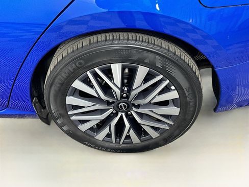 Used 2025 Nissan Altima 2.5 SV image 11