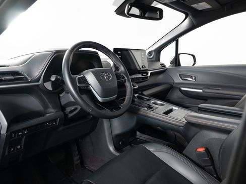 Used 2022 Toyota Sienna XSE image 13