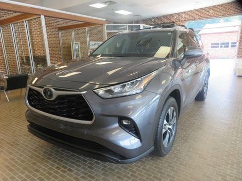 Used 2020 Toyota Highlander XLE FWD image 2