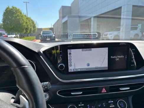 Used 2021 Hyundai Sonata Limited w/ Preferred Accessory Package FWD image 4