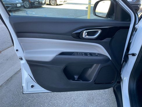 Used 2025 Jeep Compass Limited image 20