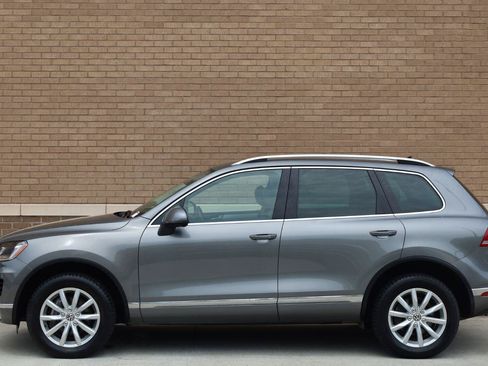 Used 2017 Volkswagen Touareg Sport AWD/4WD image 2