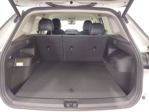 Used 2025 Volkswagen Tiguan SE FWD image 16