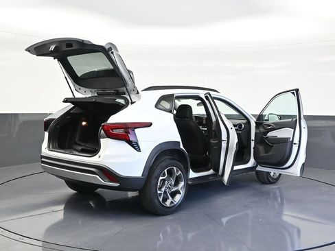 Used 2025 Chevrolet Trax LT FWD image 5