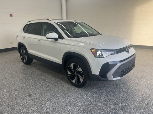 New 2026 Volkswagen Taos SE image 7