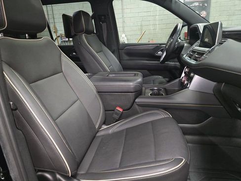 Used 2023 GMC Yukon SLT w/ SLT Premium Package image 10