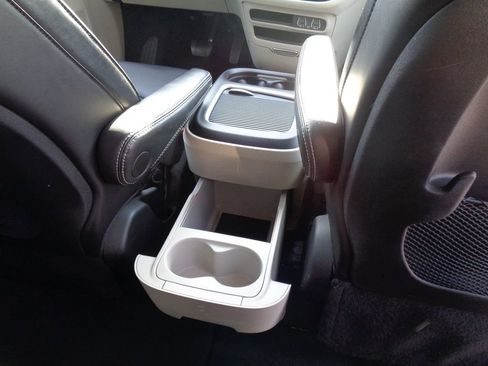 Certified 2024 Chrysler Pacifica Touring-L image 13