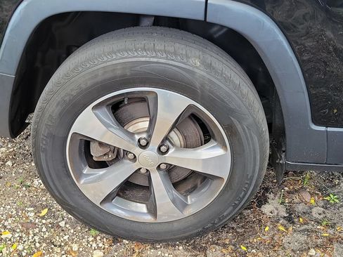 Used 2019 Jeep Cherokee Limited AWD/4WD image 9