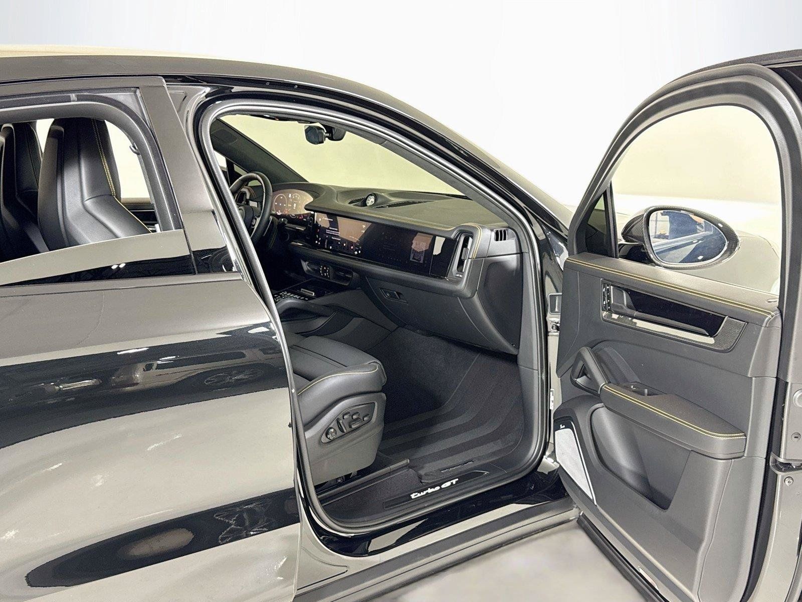 Used 2025 Porsche Cayenne Turbo GT AWD/4WD image 32