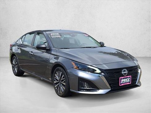 Used 2025 Nissan Altima 2.5 SV FWD image 3