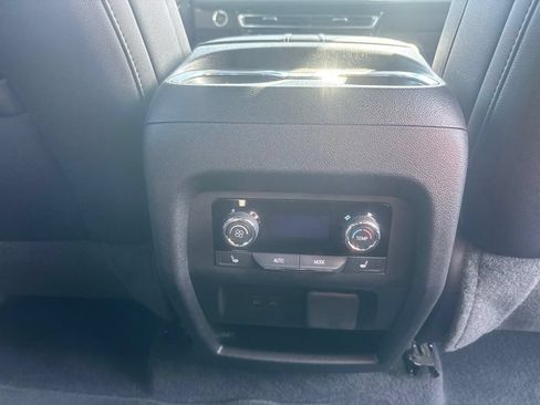 Used 2025 Chevrolet Traverse RS FWD image 9