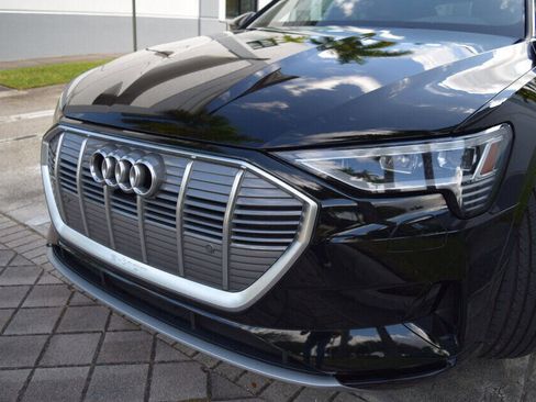 Used 2022 Audi e-tron Premium image 9