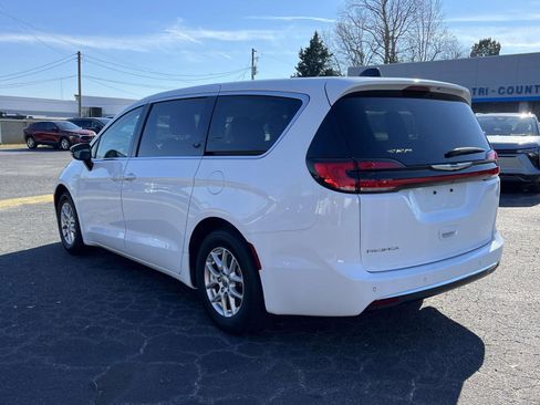 Used 2024 Chrysler Pacifica Touring-L image 5