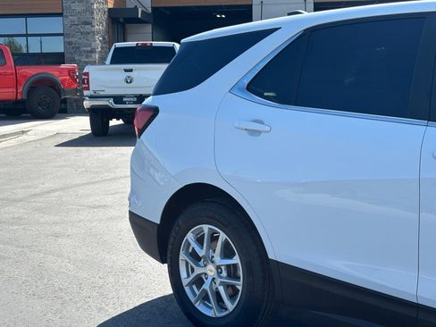 Used 2023 Chevrolet Equinox LT w/ Driver Convenience Package AWD/4WD image 3