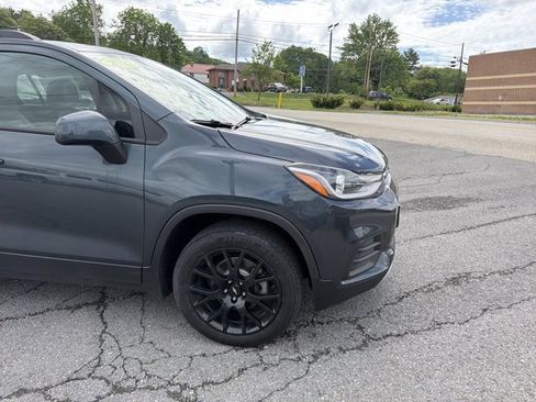 Used 2022 Chevrolet Trax LT w/ Premium Seat Package AWD/4WD image 4